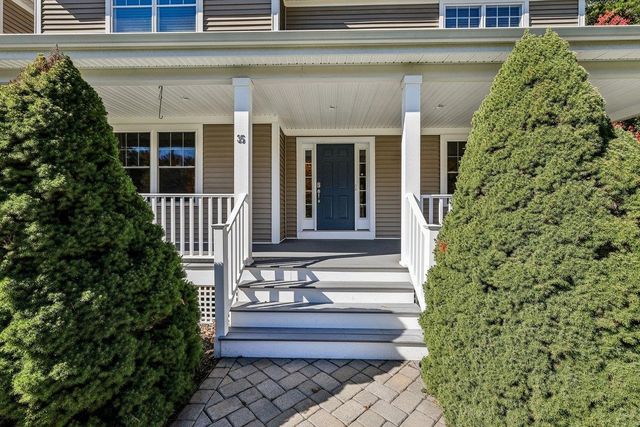 35 Labrador Lane, Dover, NH 03820