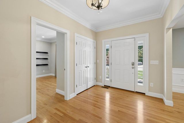 35 Labrador Lane, Dover, NH 03820