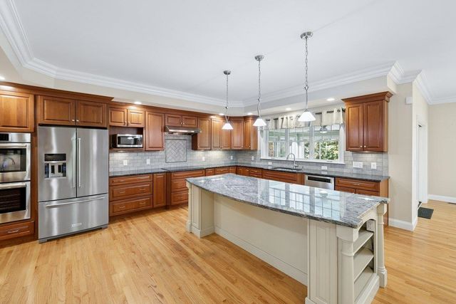 35 Labrador Lane, Dover, NH 03820