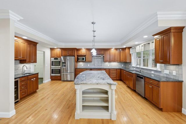 35 Labrador Lane, Dover, NH 03820