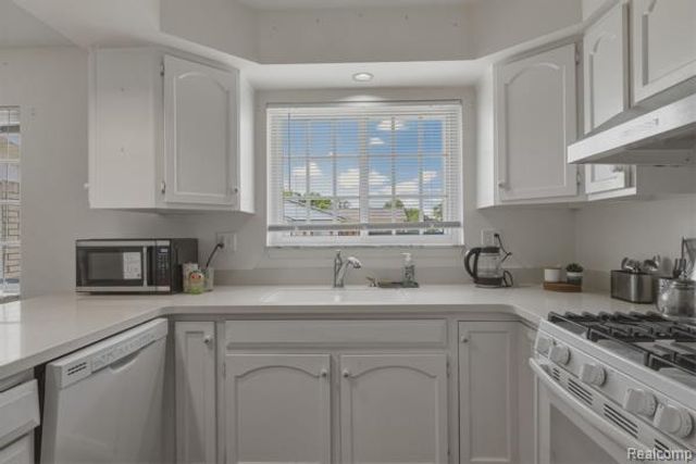 32007 Claeys Drive, Warren, MI 48093