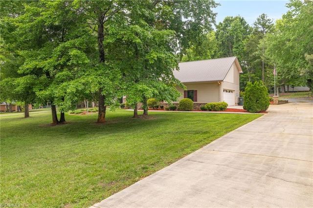 104 Willowbrook Drive, Thomasville, NC 27360