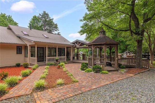 104 Willowbrook Drive, Thomasville, NC 27360