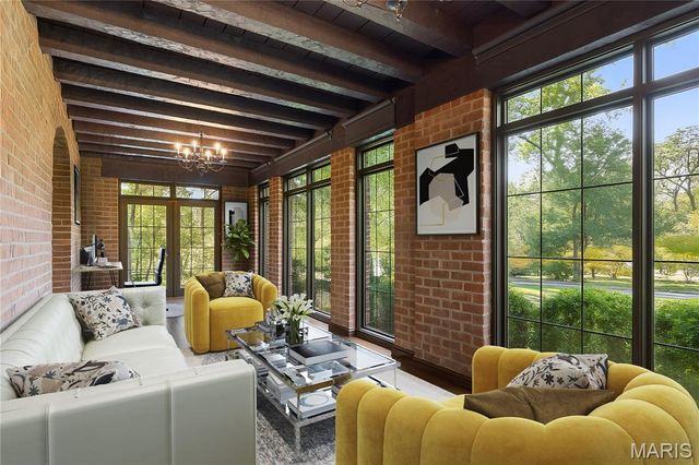 8 Carrswold Drive, Clayton, MO 63105