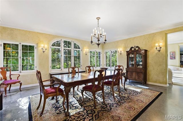 8 Carrswold Drive, Clayton, MO 63105