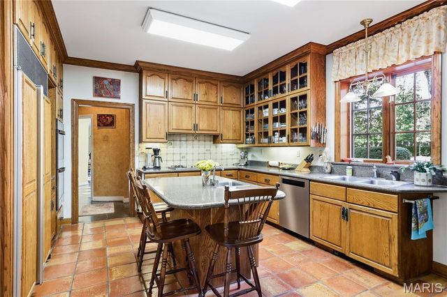 8 Carrswold Drive, Clayton, MO 63105