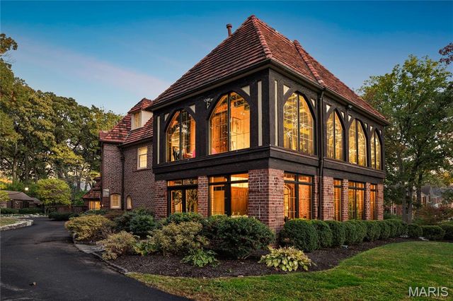 8 Carrswold Drive, Clayton, MO 63105