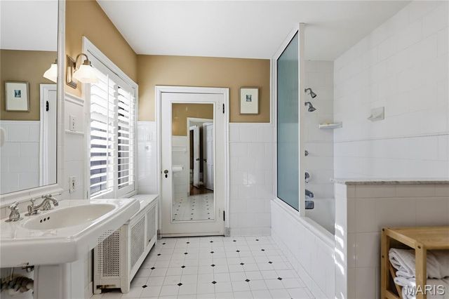 8 Carrswold Drive, Clayton, MO 63105