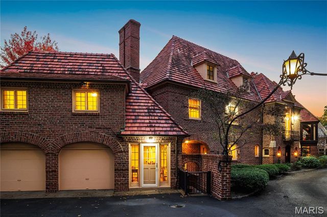 8 Carrswold Drive, Clayton, MO 63105