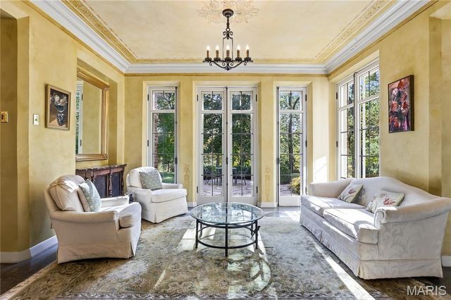 8 Carrswold Drive, Clayton, MO 63105