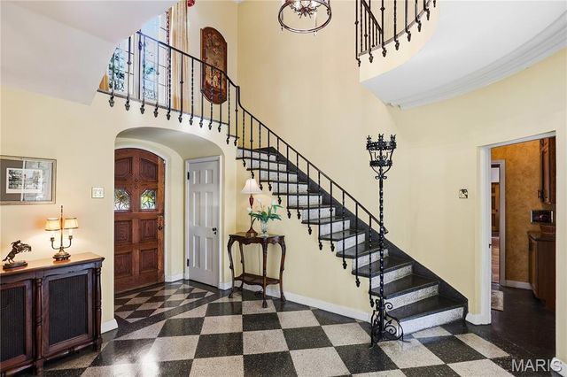 8 Carrswold Drive, Clayton, MO 63105