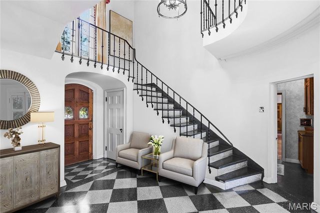 8 Carrswold Drive, Clayton, MO 63105