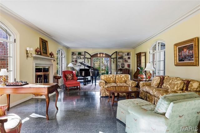 8 Carrswold Drive, Clayton, MO 63105