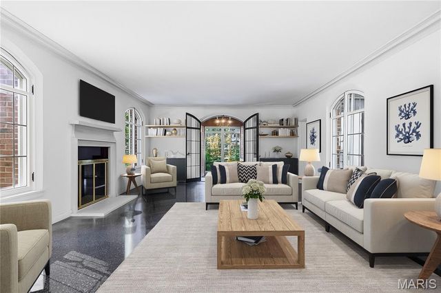 8 Carrswold Drive, Clayton, MO 63105