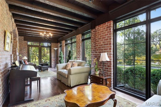 8 Carrswold Drive, Clayton, MO 63105