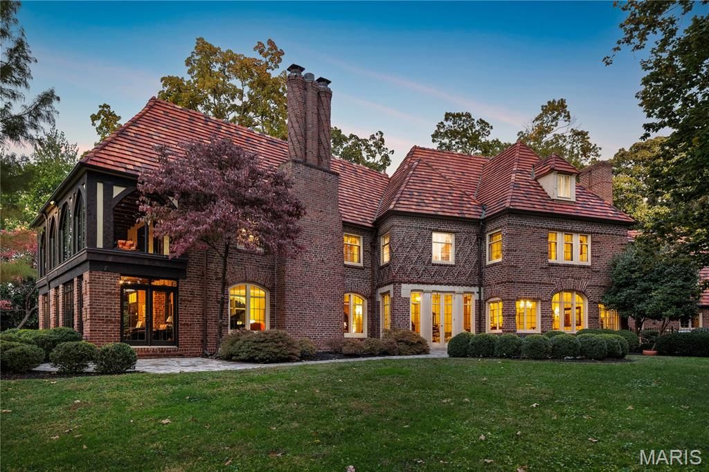 8 Carrswold Drive, Clayton, MO 63105