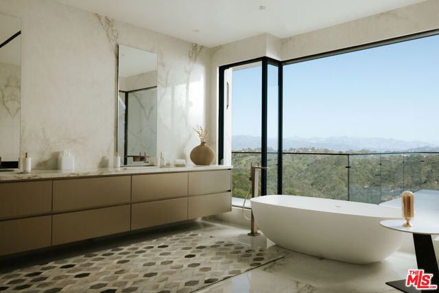 2180 Stradella Road, Los Angeles, CA 90077