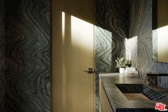 2180 Stradella Road, Los Angeles, CA 90077