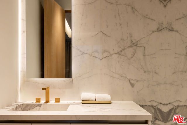 2180 Stradella Road, Los Angeles, CA 90077