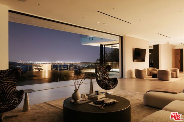 2180 Stradella Road, Los Angeles, CA 90077