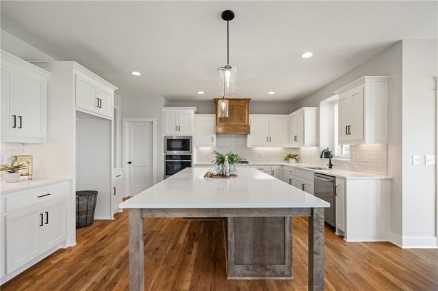 25010 W 142nd Street, Olathe, KS 66061