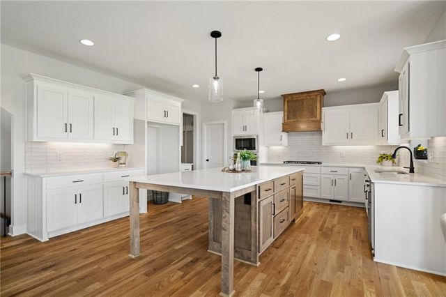 25010 W 142nd Street, Olathe, KS 66061