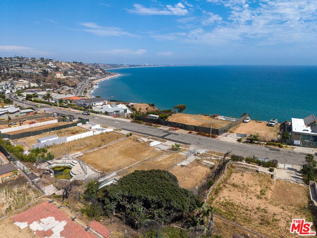 Image 10 of property listing at 18341 Coastline Drive, Malibu, CA 90265