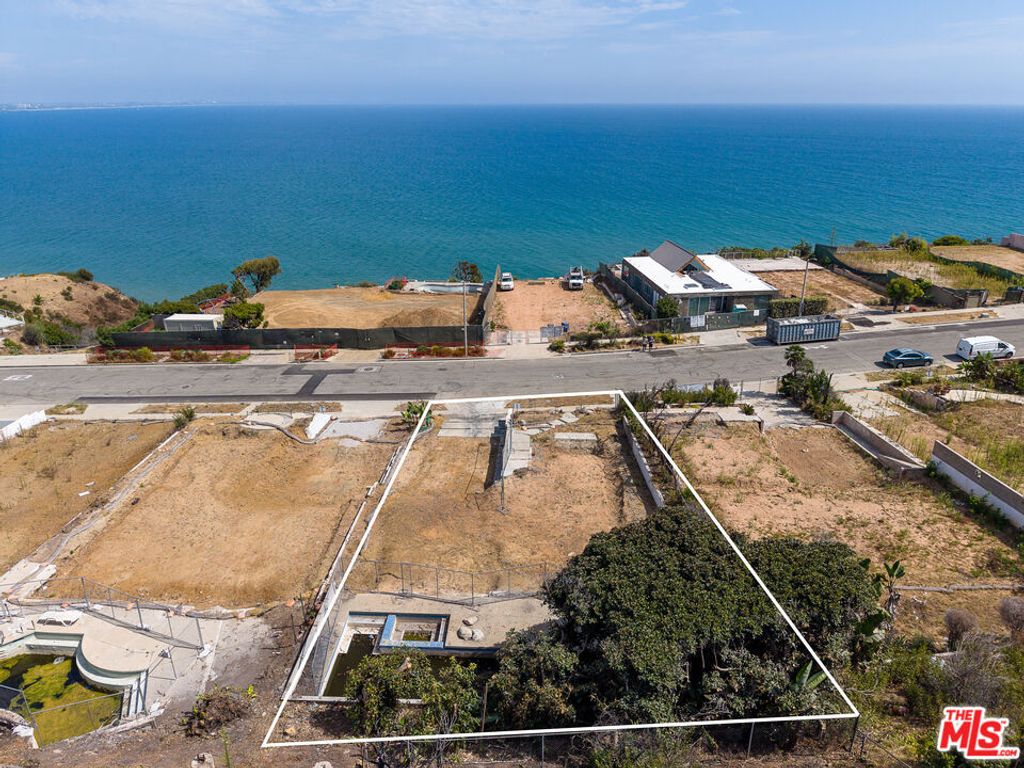 Image 3 of property listing at 18341 Coastline Drive, Malibu, CA 90265
