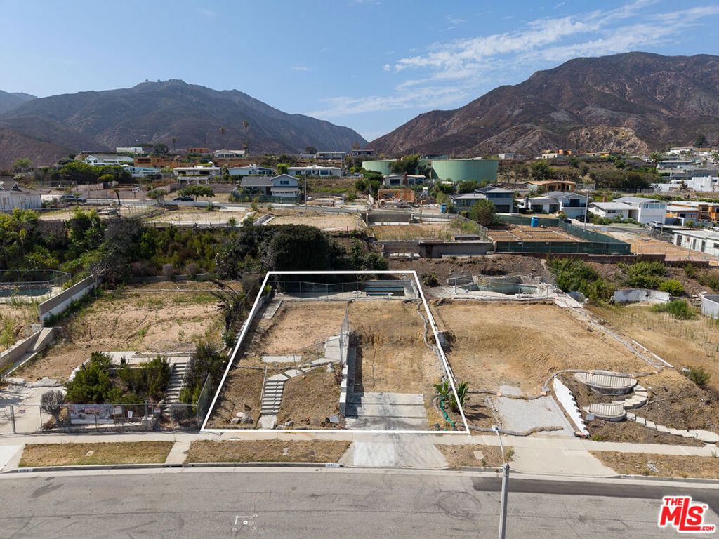Image 4 of property listing at 18341 Coastline Drive, Malibu, CA 90265