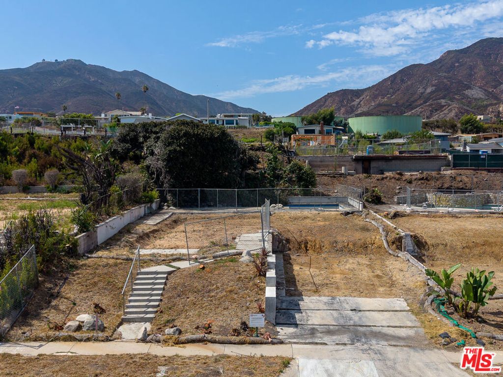 Image 5 of property listing at 18341 Coastline Drive, Malibu, CA 90265