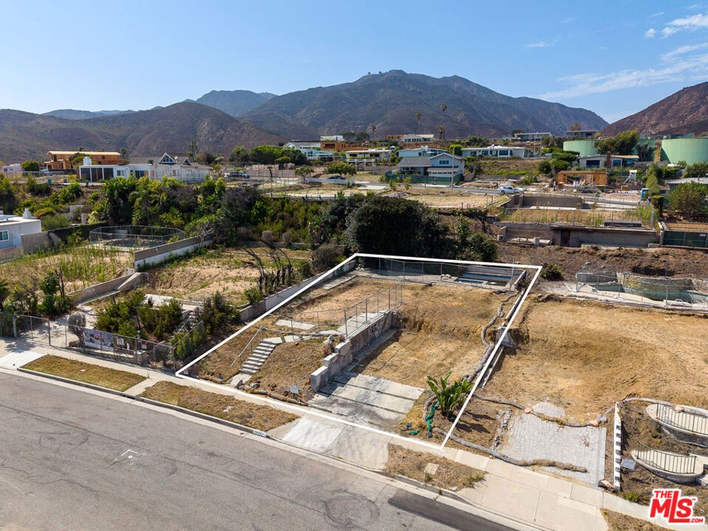 Image 6 of property listing at 18341 Coastline Drive, Malibu, CA 90265