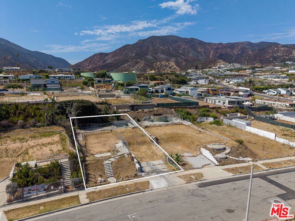 Image 7 of property listing at 18341 Coastline Drive, Malibu, CA 90265