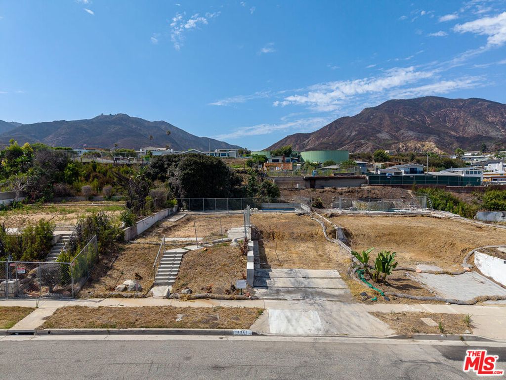 Image 8 of property listing at 18341 Coastline Drive, Malibu, CA 90265