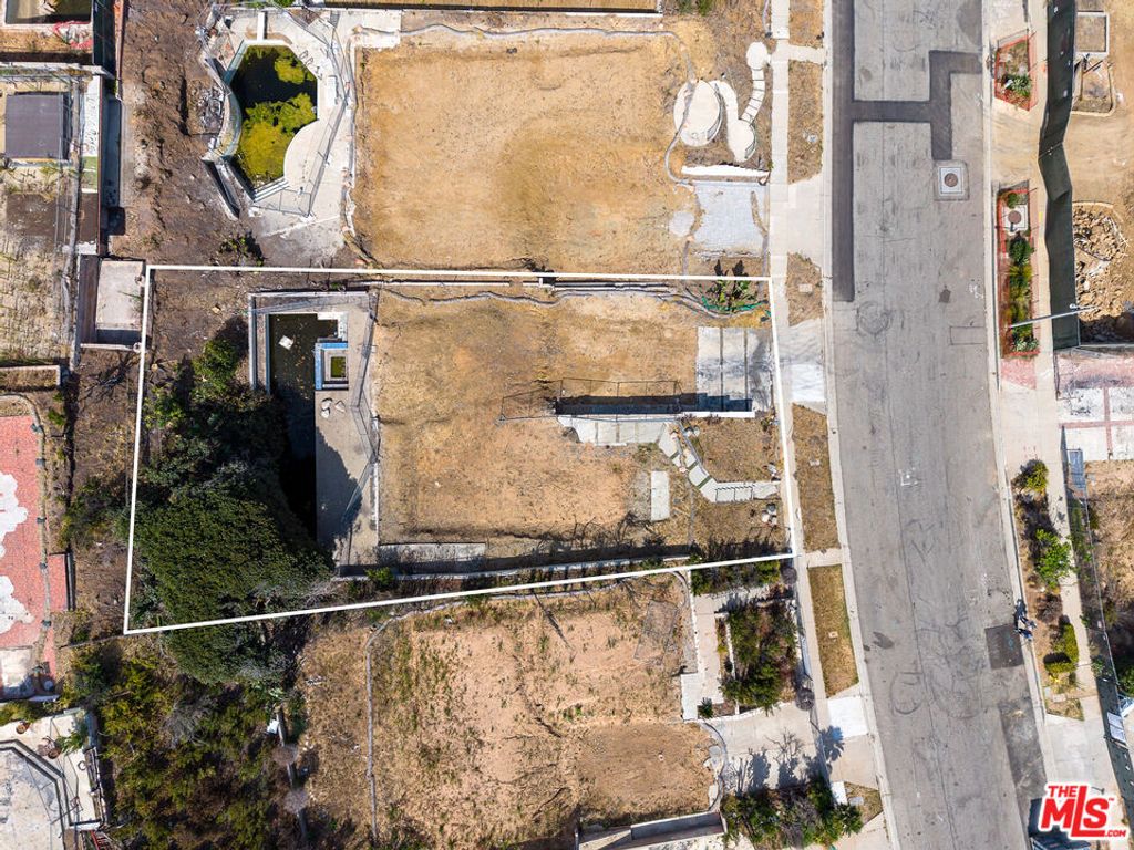 Image 9 of property listing at 18341 Coastline Drive, Malibu, CA 90265