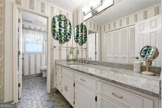 5027 Castlewood Drive SW, Lilburn, GA 30047