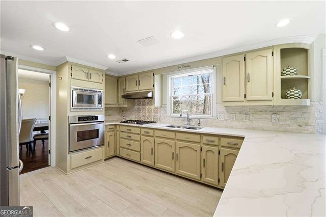 5027 Castlewood Drive SW, Lilburn, GA 30047