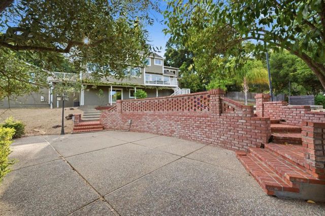 18300 Lakeview Court, Los Gatos, CA 95033