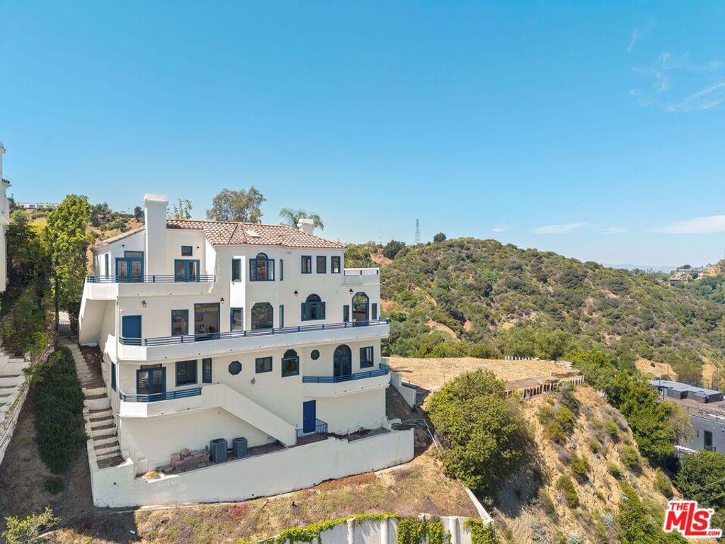 2131 Kew Drive, Los Angeles, CA 90046