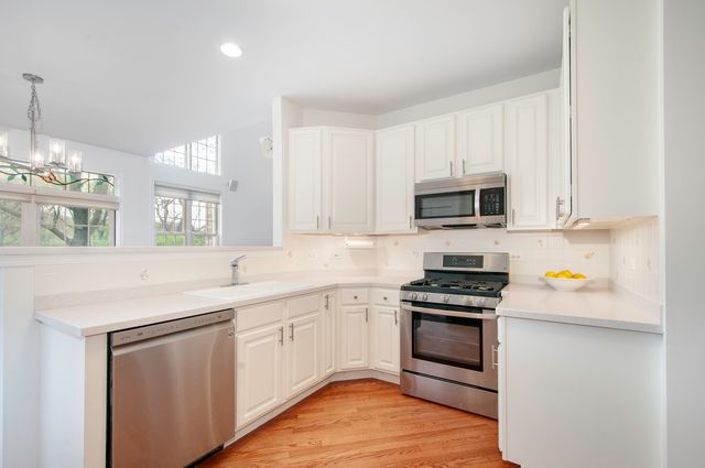 215 Wildflower Lane, La Grange, IL 60525