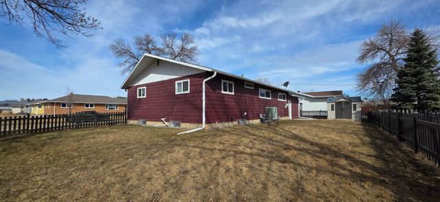 555 10th Avenue SW, Valley City, ND 58072