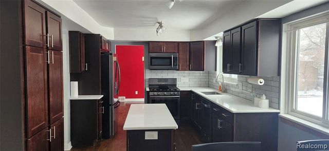 30841 Ohmer Dr, Warren, MI 48092