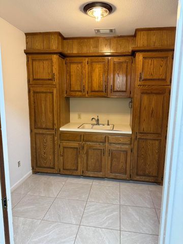 1718 E Broadway Street, Brownfield, TX 79316