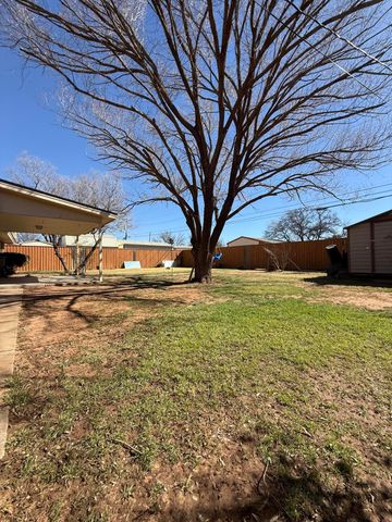 1718 E Broadway Street, Brownfield, TX 79316