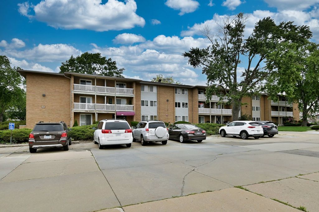960 Beau Drive 205, Des Plaines, IL 60016
