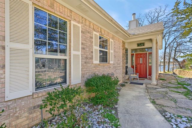 202 Kiowa Drive E, Lake Kiowa, TX 76240
