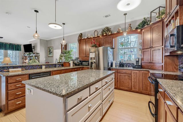 202 Kiowa Drive E, Lake Kiowa, TX 76240