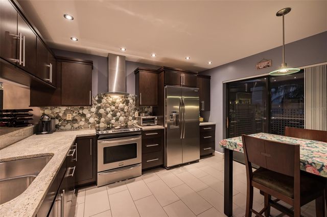 3195 WINDRUSH BOURNE 36, Sarasota, FL 34235