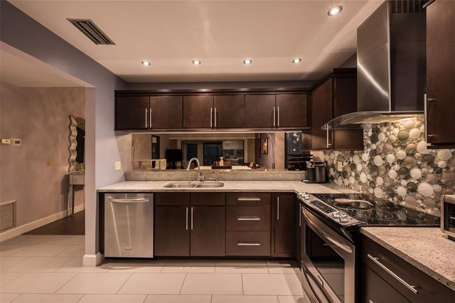 3195 WINDRUSH BOURNE 36, Sarasota, FL 34235