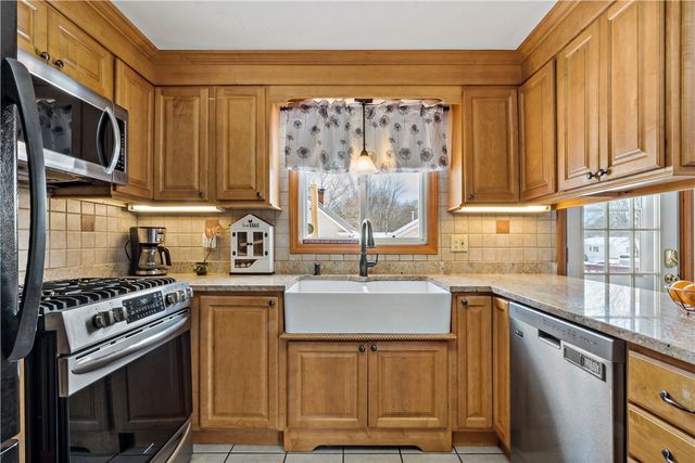 33 Detroit Avenue, Warren, RI 02885