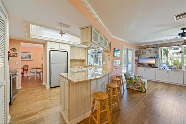 587 Parkwood LN, Naples, FL 34103